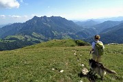 98 Scendendo sul sent. 221 con vista in Alben e sulla conca di Oltre il Colle